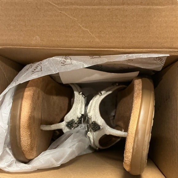 Cliffs by WHITE MOUNTAIN White and Tan Sandals Size 9.5 - Picture 11 of 12